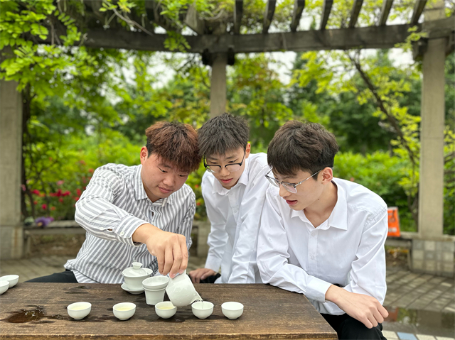 【完满演绎·课堂篇】新火试新茶,诗酒趁年华——礼仪课邀您品味右岸茶会