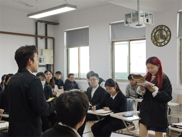 【完满演绎·课堂篇】唇枪舌剑,辩场争锋——0638太阳集团官网“生活需不需要精打细算”课堂辩论赛
