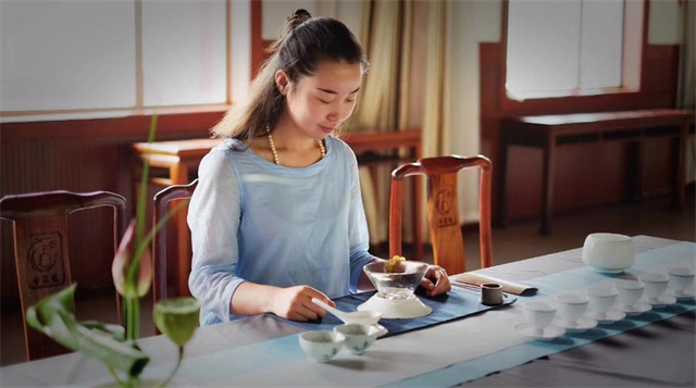 【完满演绎·课堂篇】新火试新茶,诗酒趁年华——礼仪课邀您品味右岸茶会