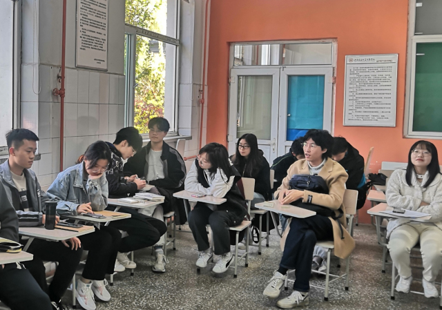 【诗意栖居·课堂篇】解落三秋叶,能开二月花——在文学课堂邂逅生活的诗意