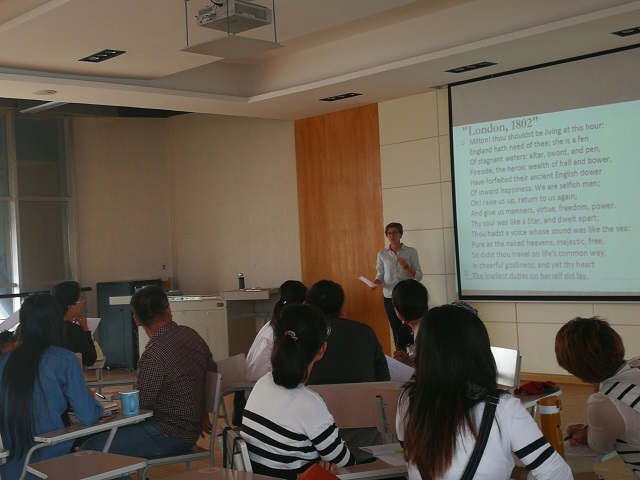互动课堂:这里有诗和远方——0638太阳集团官网新学期首次青年教师教学示范课成功举办