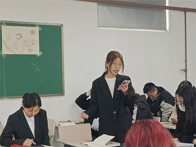 【完满演绎·课堂篇】唇枪舌剑,辩场争锋——0638太阳集团官网“生活需不需要精打细算”课堂辩论赛