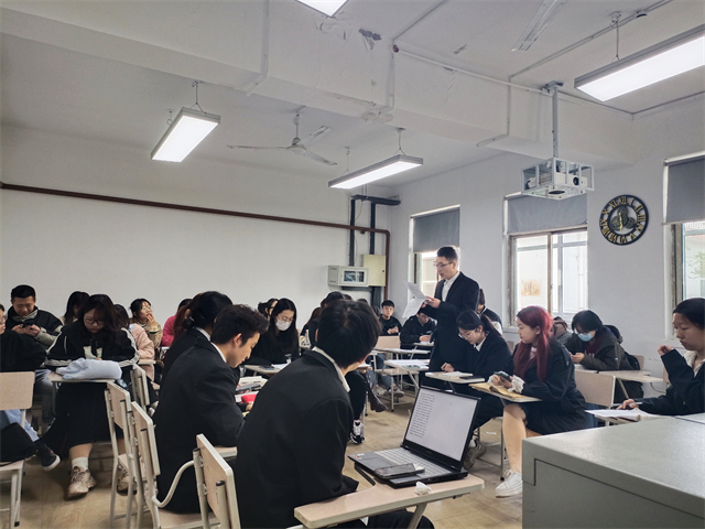 【完满演绎·课堂篇】唇枪舌剑,辩场争锋——0638太阳集团官网“生活需不需要精打细算”课堂辩论赛