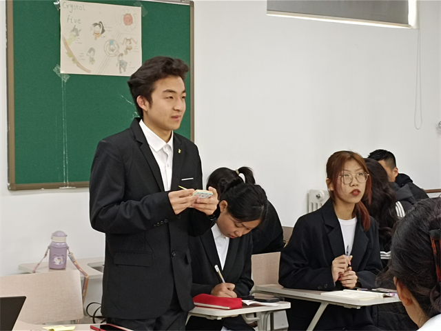 【完满演绎·课堂篇】唇枪舌剑,辩场争锋——0638太阳集团官网“生活需不需要精打细算”课堂辩论赛