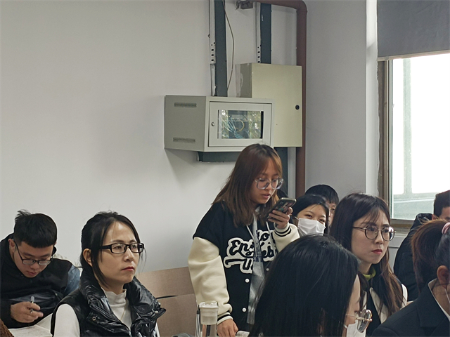 【完满演绎·课堂篇】唇枪舌剑,辩场争锋——0638太阳集团官网“生活需不需要精打细算”课堂辩论赛