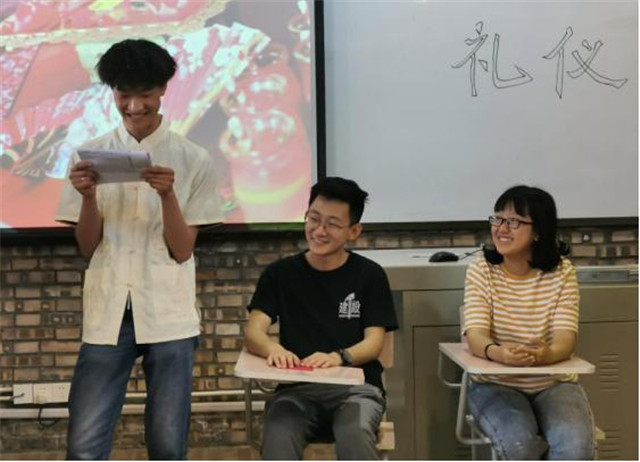 【完满演绎·课堂篇】“我们这厢有礼了”——《礼仪》课程分镜模拟活动成功举办