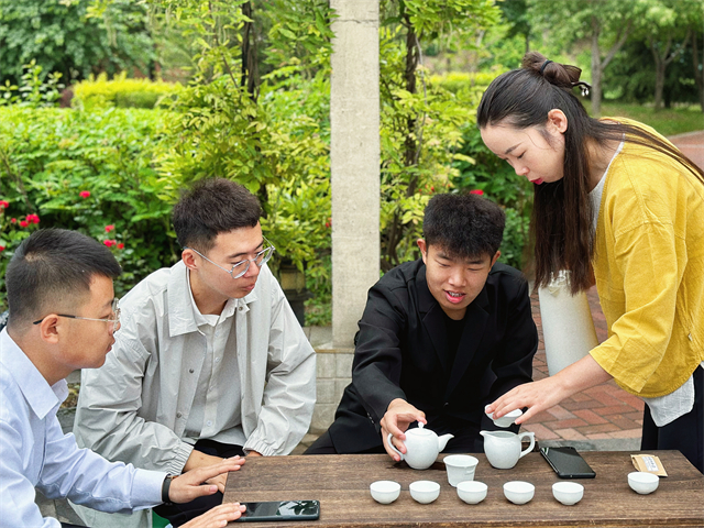 【完满演绎·课堂篇】新火试新茶,诗酒趁年华——礼仪课邀您品味右岸茶会