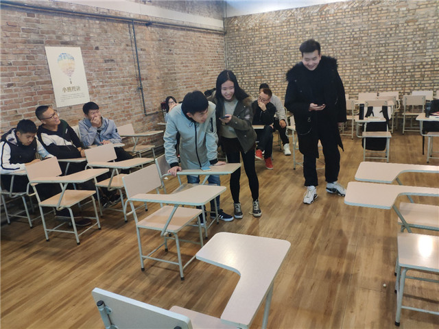 【完满演绎·课堂篇】多姿多面的红楼梦中人——记《文学经典》课堂表演